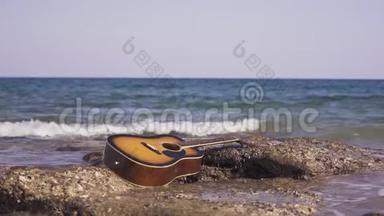 在海边或海边的<strong>吉他</strong>。 海水或波浪洗<strong>吉他</strong>。 海浪声<strong>吉他</strong>登陆海洋